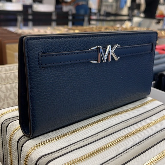 Michael Kors Reed Large Bifold Pebbled Leather Snap Wallet Card Case 
Navy 
NWT - Picture 6 of 16